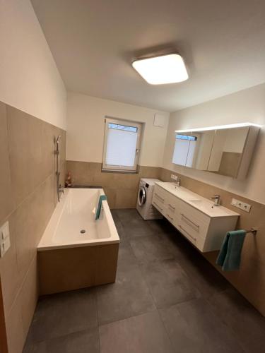 大基希海姆Ferienappartement Sieger的带水槽和洗衣机的浴室