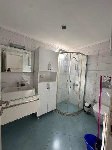 Ένα μπάνιο στο Sena Apartments