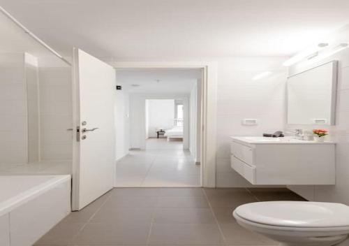 Ένα μπάνιο στο O&O Group - Sea View Tower - 32nd Floor Parking