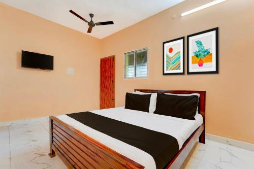 Una cama o camas en una habitación de Hotel O ATR Residency