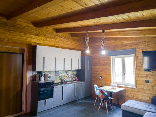 Una cocina con encimera y mesa en una habitación. en Secret Garden, en Grottolella