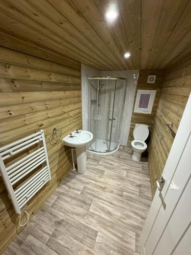 een badkamer met douche, wastafel en toilet bij Stately Stables Camping Site in Winslow