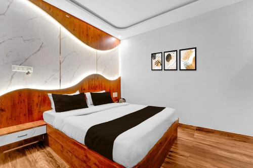 Vānivilāsa PuramHotel O Udaya Residency的房间里有一张大床的卧室