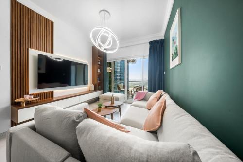 Emerald Luxury Suite DMCC Metro station