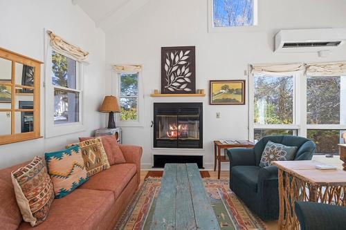 a living room with a couch and a fireplace at Berrywood Cottage in Lakeside