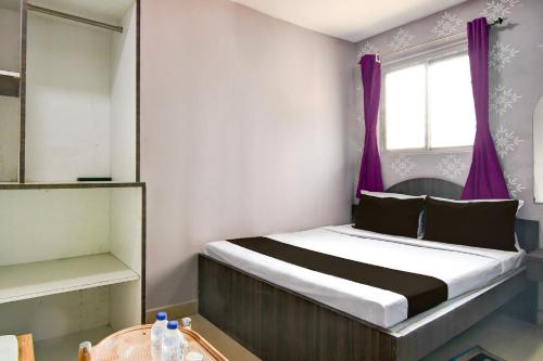 Ένα ή περισσότερα κρεβάτια σε δωμάτιο στο Hotel O Sharan Guest House