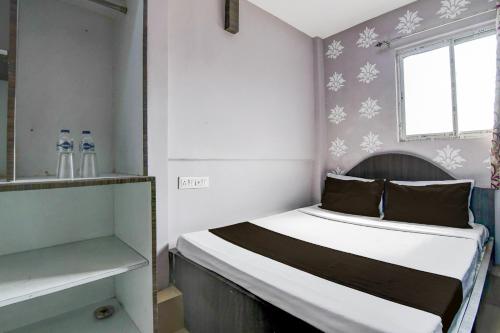 Ένα ή περισσότερα κρεβάτια σε δωμάτιο στο Hotel O Sharan Guest House