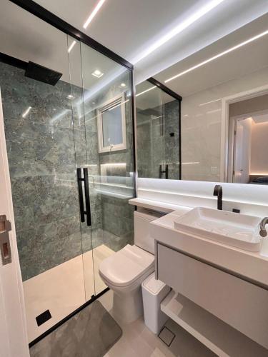 Koupelna v ubytování Apto em Bertioga com AC e Wi-Fi - 300m da praia