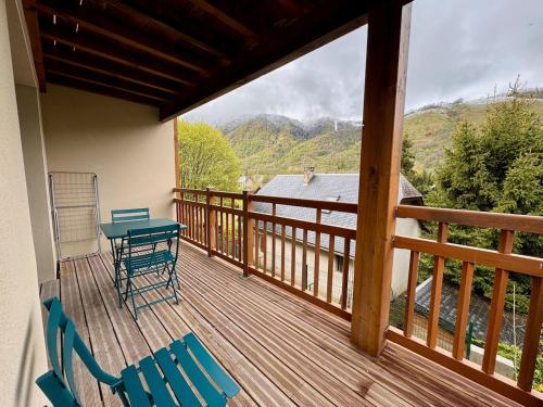 卢登维耶尔Appartement 4 pers à 200m du Skyvall的阳台上有桌椅