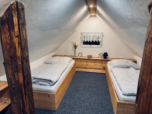 2 letti in una camera con tetto di Chalupa M&P 2 a Bešeňová