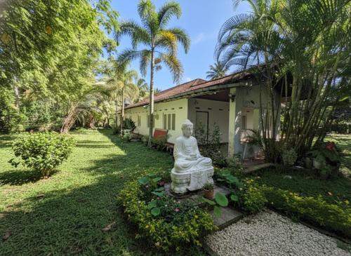 Κήπος έξω από το Maithree International Meditation Center