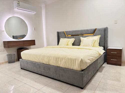 Ένα ή περισσότερα κρεβάτια σε δωμάτιο στο Al Qurashi Residences Al Nakhil Dammam