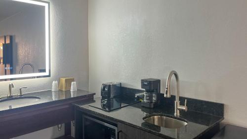 SpindaleにあるStudio 6 Spindale, NC Forest Cityの洗面台と鏡のあるバスルーム