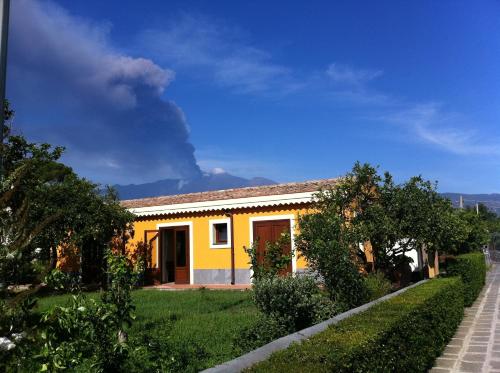 a yellow house with at La Terra Del Mezzo in Riposto
