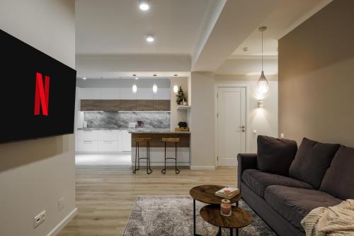 un salon avec un canapé et une table dans l'établissement Soul Rentals 2BR Cozy Apt, New Block & Calm Gem, à Chişinău