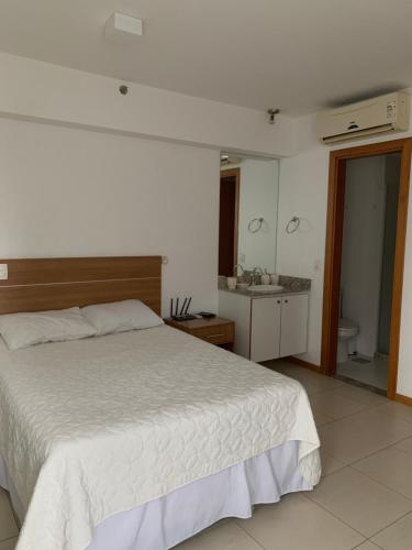 Ένα ή περισσότερα κρεβάτια σε δωμάτιο στο Saint Moritz - Conforto e Localização Imbatível