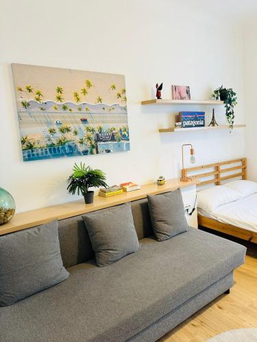 Una sala de estar con un sofá y un escritorio. en Luminoso appartamento con garage privato gratuito, en Milán