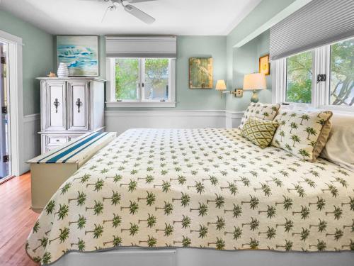 Ένα ή περισσότερα κρεβάτια σε δωμάτιο στο Breakers and Carriage House l Seaside l 4 Bikes Included l Heated Community Pool