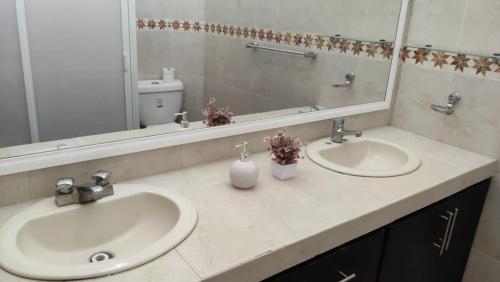 Ένα μπάνιο στο The most exclusive and safest area of the city