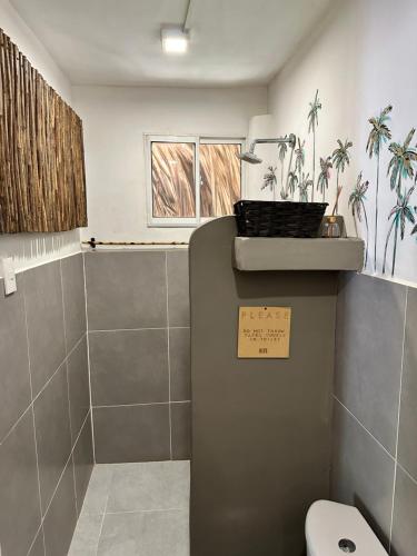 um banheiro com vaso sanitário e pia em Kite Eco House Salinas del rey em Salina de Rey