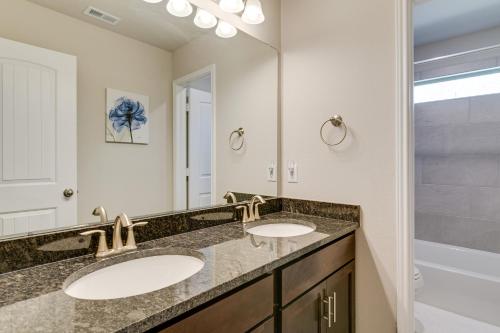 Et badeværelse på Lake Conroe Home with Resort-Style Perks and Patio