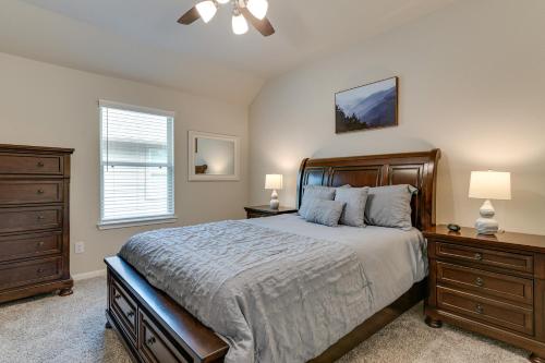 En eller flere senge i et værelse på Lake Conroe Home with Resort-Style Perks and Patio