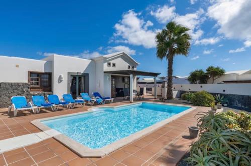 eine Villa mit einem Swimmingpool vor einem Haus in der Unterkunft Villa Tania - Villa independiente con piscina privada in Playa Blanca