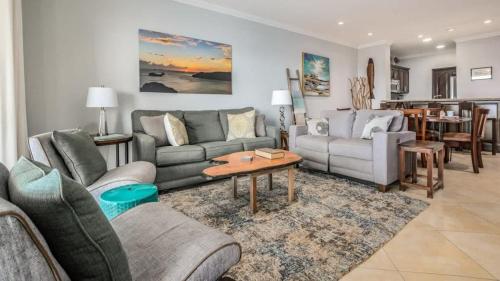 Posezení v ubytování Elegant Oceanview Condo with Spacious Open-Concept Floor Plan and Inviting Beach Design