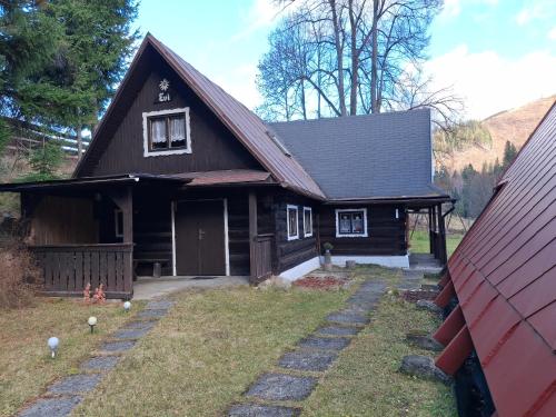 una casa con tetto marrone e cortile di Privát Evi 166 a Nižná Boca