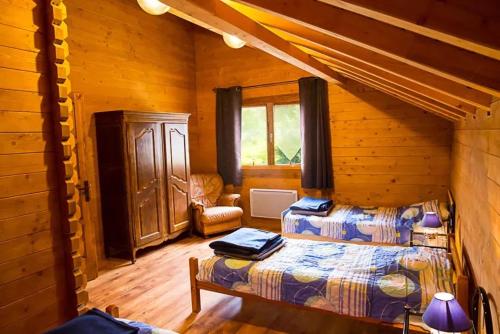莱托利Chalet spacieux à Le Tholy avec vue montagne的小木屋内一间卧室,配有两张床