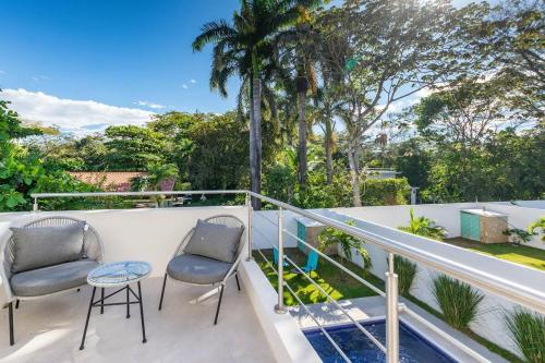 Μπαλκόνι ή βεράντα στο Ultramodern Townhome with an Inviting Coastal Design and Lush Outdoor Oasis with a Private Pool