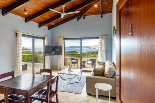 プラヤ・フラミンゴにあるModern, Immaculate Unit in Flamingo with Spectacular Ocean Viewsのソファとテーブルのあるリビングルーム