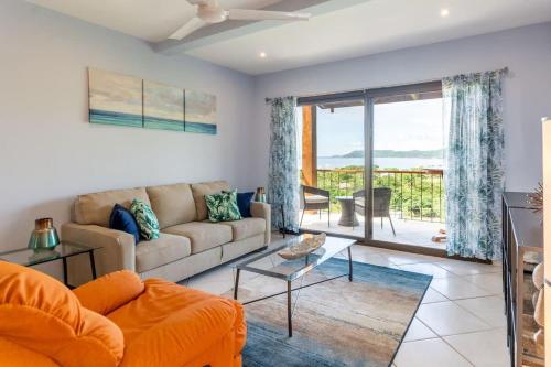 Posezení v ubytování 2-Bedroom Ocean-View Condo with Pool