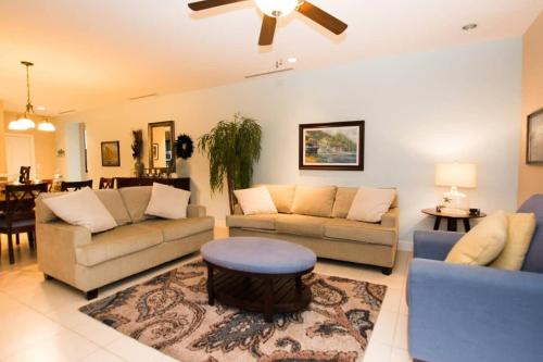 Posezení v ubytování Nicely Decorated 3rd-Floor Beauty with Pool-View Balcony in Coco