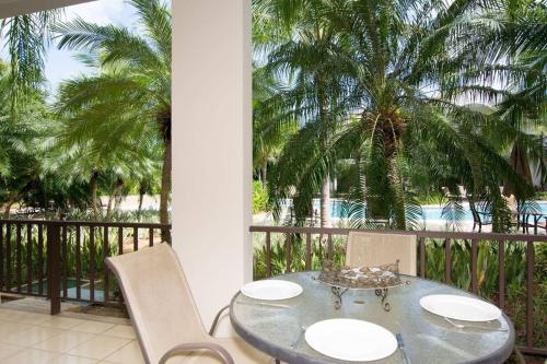 Πισίνα στο ή κοντά στο Ground-Floor Unit, Terrace with Direct Access to Pool in Coco