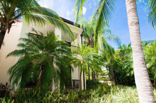 Κήπος έξω από το Ground-Floor Unit, Terrace with Direct Access to Pool in Coco