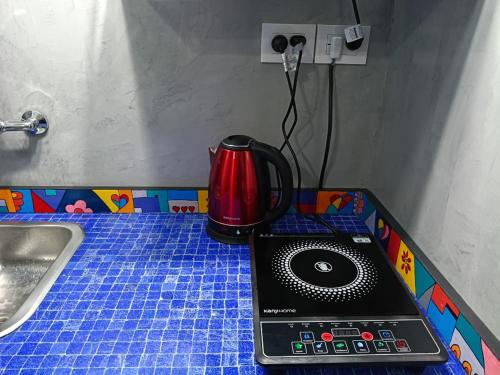 een koffiezetapparaat op een aanrecht naast een wastafel bij Magnolia Vintage in San Bernardo