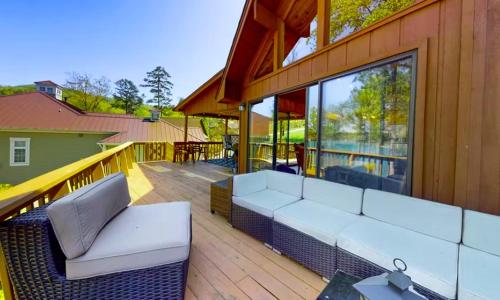 Ban công/sân hiên tại Cozy Pet-Friendly 4BR | Fireplace, Patio & BBQ