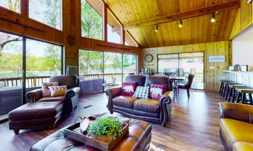 Khu vực ghế ngồi tại Cozy Pet-Friendly 4BR | Fireplace, Patio & BBQ