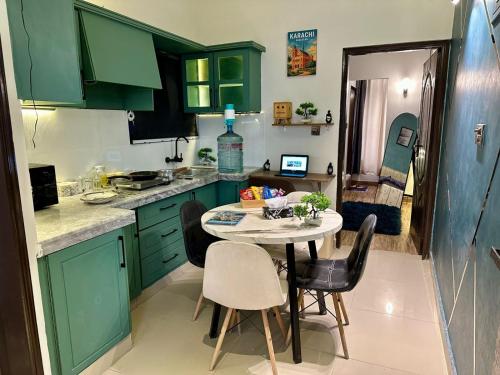 Kuchyň nebo kuchyňský kout v ubytování Exclusive VIP 1 Bedroom Apartment in DHA Phase 6 By Virani