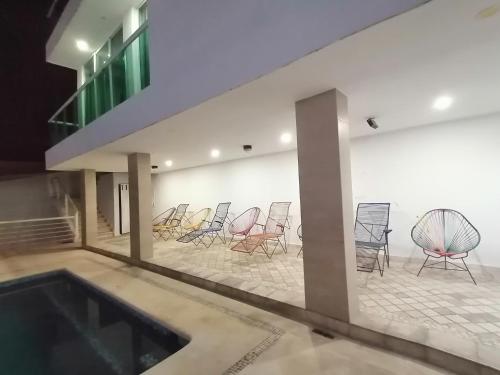 un grupo de sillas sentadas en una habitación en Casa Hannia 30 huéspedes Cerca de la playa Alberca, en Acapulco