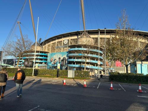 um grupo de pessoas em pé em frente a um prédio em Hendham House em Manchester