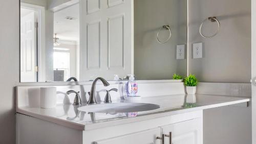 Φωτογραφία από το άλμπουμ του Landing Chic 1BD Tennis Court Pool σε McDonough