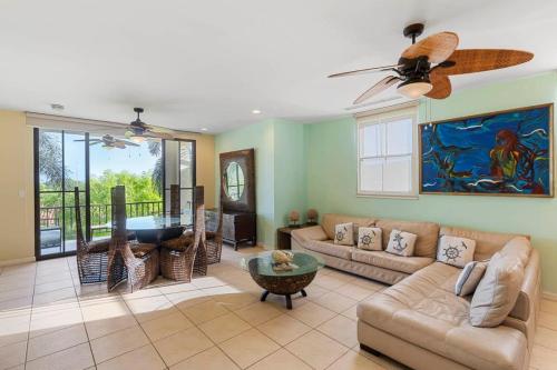 Posezení v ubytování Large, Nautical-Themed End Unit in Coco with Lots of Natural Light