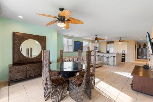 Posezení v ubytování Large, Nautical-Themed End Unit in Coco with Lots of Natural Light