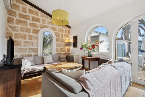 House - Sleeps 10 to 34 - Heated Pool - Parking