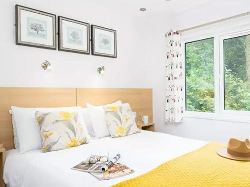 Un pat sau paturi într-o cameră la Merley Woodland Signature 3 Lodge with Hot Tub