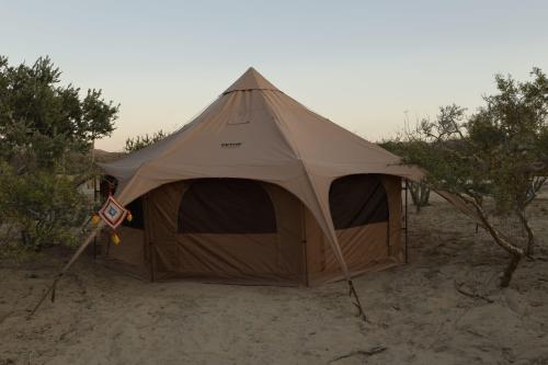 una tienda sentada en la arena en el desierto en Eco Glamping Biosfera - Bahia Turquesa, en La Ventana