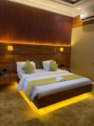 ein Schlafzimmer mit einem großen Bett in einem Zimmer in der Unterkunft Brava Hotel in Ibadan
