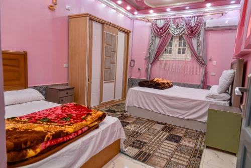 una habitación con dos camas y una ventana en شاليه سيوة - Chalet Siwa, en Siwa